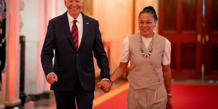 8 photos of Dawn Staley and South Carolina celebrating at White House