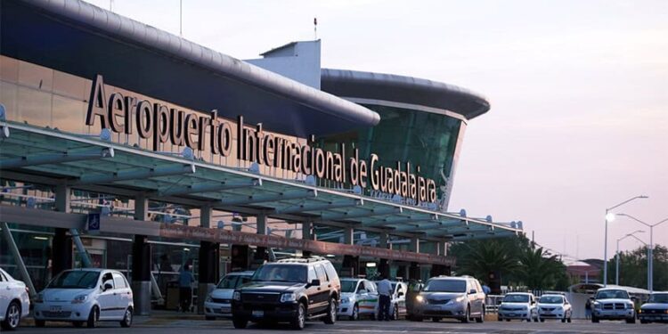 The entrance of Guadalajara International Airport (GDL), with cars pulling up to drop passengers off.