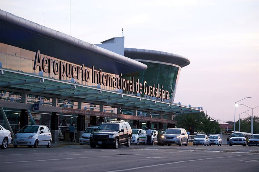 The entrance of Guadalajara International Airport (GDL), with cars pulling up to drop passengers off.