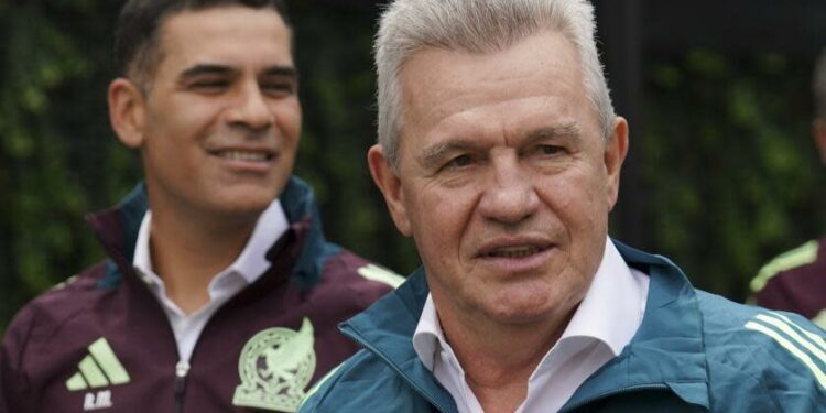 Mexico's new national football team coach Javier Aguirre, right, and his assistant.