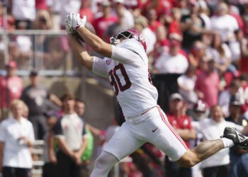 Alabama tight end Josh Cuevas (#80) catches a pass from Jalen Milroe for a touchdown in 2024 game against Wisconsin.