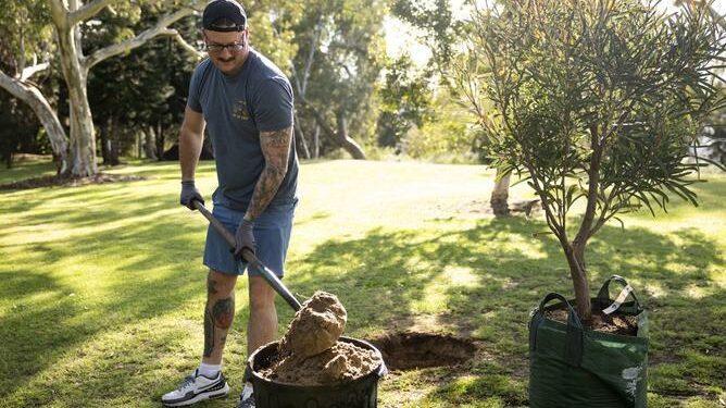 American submariners joined forces with the City of Perth to plant more than a dozen trees at a local park.