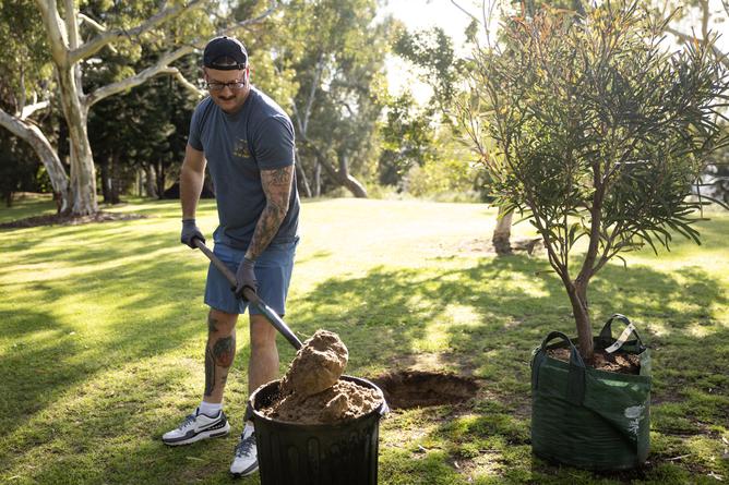 American submariners joined forces with the City of Perth to plant more than a dozen trees at a local park.