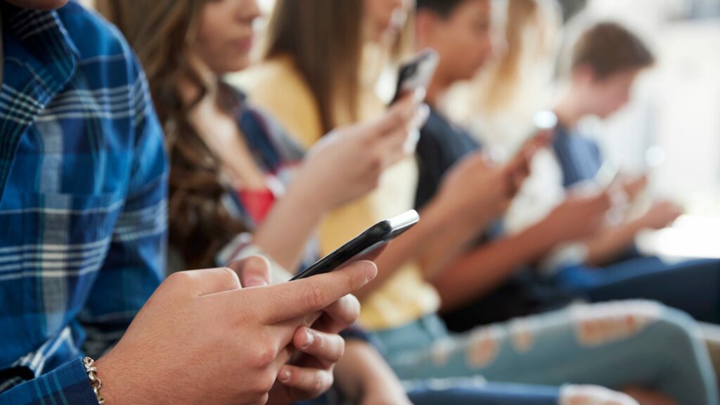 California requiring student cellphone bans or restrictions by 2026