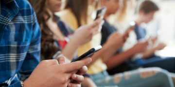 California requiring student cellphone bans or restrictions by 2026