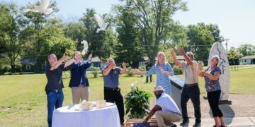 Fox Hollow memorial attendees release doves