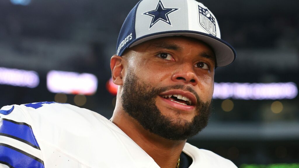 Jerry Jones reacts to Dak Prescott record contract with Cowboys