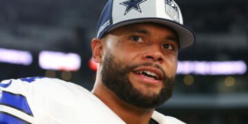 Jerry Jones reacts to Dak Prescott record contract with Cowboys