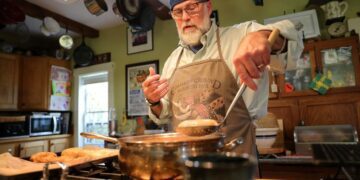 Maine professor searches for family's Polish past in bagels