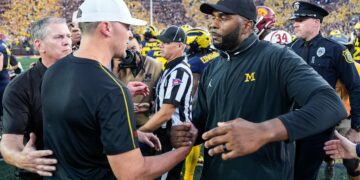 Michigan runs over USC to rejoin College Football Playoff race