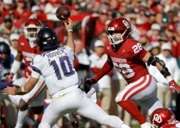 Oklahoma Sooners linebacker Danny Stutsman (28) runs after TCU Horned Frogs quarterback Josh Hoover (10) as he throws a pass during a college football game between the University of Oklahoma Sooners (OU) and the TCU Horned Frogs at Gaylord Family-Oklahoma Memorial Stadium in Norman, Okla., Friday, Nov. 24, 2023. Oklahoma won 69-45. BRYAN TERRY/THE OKLAHOMAN / USA TODAY NETWORK