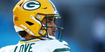 Packers QB suffers apparent leg injury