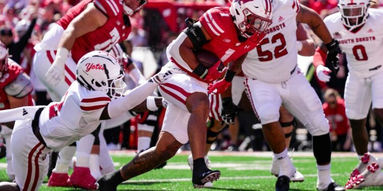 Photo gallery from Wisconsin Badgers’ Week 2 win over South Dakota