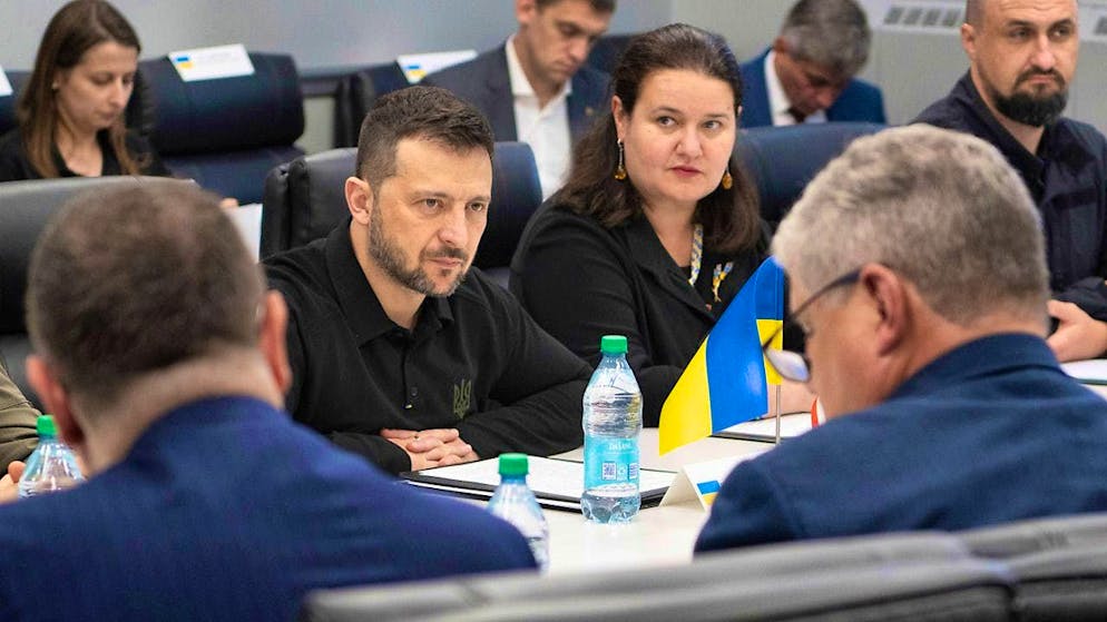 HANDOUT - Ukrainian President Volodymyr Zelensky visits an ammunition factory in the US state of Pennsylvania. Photo: Sgt. 1st Class Curt Loter/DVIDS U.S. Army via AP/dpa - ATTENTION: For editorial use only and only with full attribution to the above credit