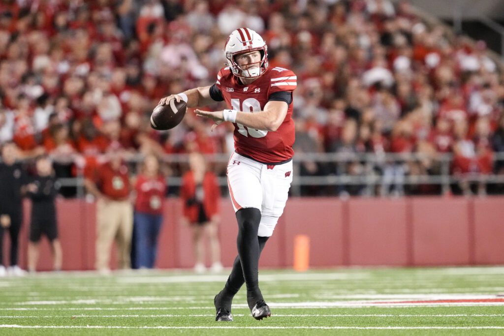 Score predictions for Wisconsin Badgers vs South Dakota Week 2 preview