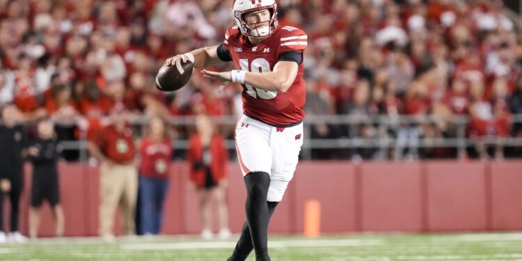 Score predictions for Wisconsin Badgers vs South Dakota Week 2 preview