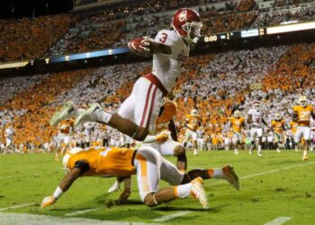 Sep 12, 2015; Knoxville, TN, USA; Oklahoma Sooners wide receiver Sterling Shepard (3) scores the winning touchdown in double overtime against the Tennessee Volunteers Neyland Stadium. Oklahoma won in double overtime 31-24. Randy Sartin-USA TODAY Sports