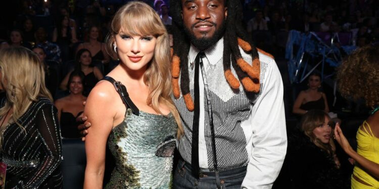 elmont, new york september 11 l r taylor swift and shaboozey attend the 2024 mtv video music awards at ubs arena on september 11, 2024 in elmont, new york photo by kevin mazurgetty images for mtv