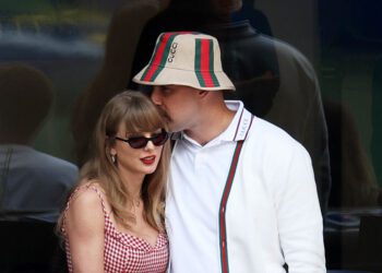 Taylor Swift sings with Travis Kelce