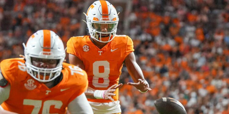 Tennessee quarterback Nico Iamaleava (8) reaches for the ball after a snap during a NCAA game between Tennessee and Kent State