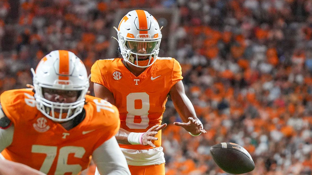 Tennessee quarterback Nico Iamaleava (8) reaches for the ball after a snap during a NCAA game between Tennessee and Kent State