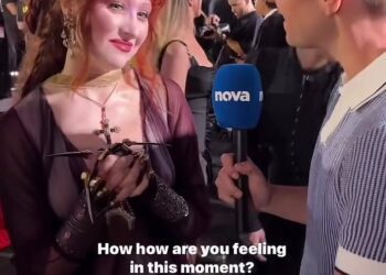 American pop star Chappell Roan has teased an upcoming Australian tour, at this week's MTV Video Music Awards. The 26-year-old singer was speaking to Nova presenter Kent 'Smallzy' Small at the event, when she revealed the exciting news. Both pictured