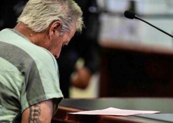 The father (l) of a teenage suspected shooter sits in the Barrow County courthouse. Photo: Brynn Anderson/POOL AP/AP/dpa