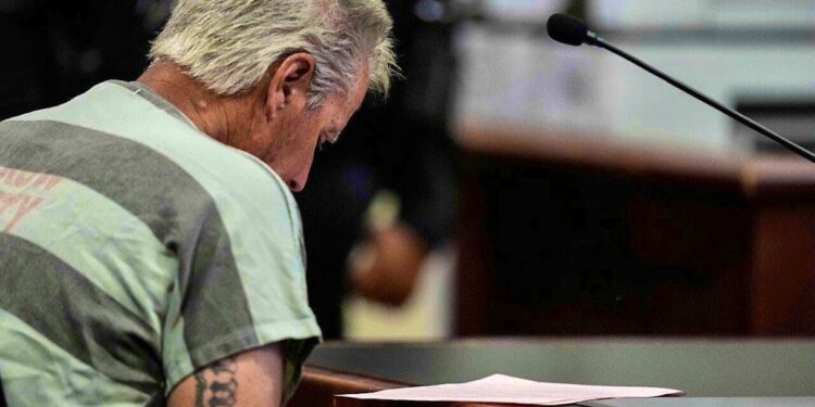 The father (l) of a teenage suspected shooter sits in the Barrow County courthouse. Photo: Brynn Anderson/POOL AP/AP/dpa