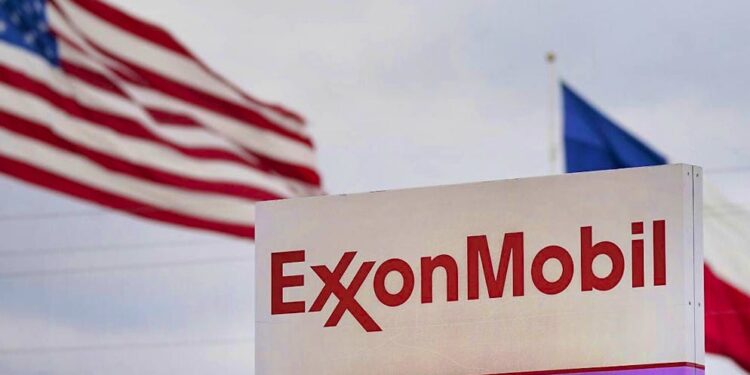 The US state of California has sued the oil company ExxonMobil.