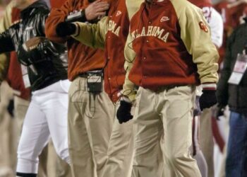 Kansas City, MO. USA. Saturday, December 6, 2003: Big 12 Championship College Football Arrowhead Stadium, University of Oklahoma vs Kansas State University (KSU):  OU coaches Brent Venables, Mike and Bob Stoops send signals to their defense.  Staff photo by Steve Sisney.