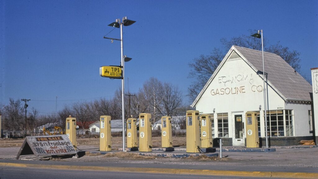 Economy_Gasoline_Co.,_Carlsbad,_New_Mexico_LCCN2017707475