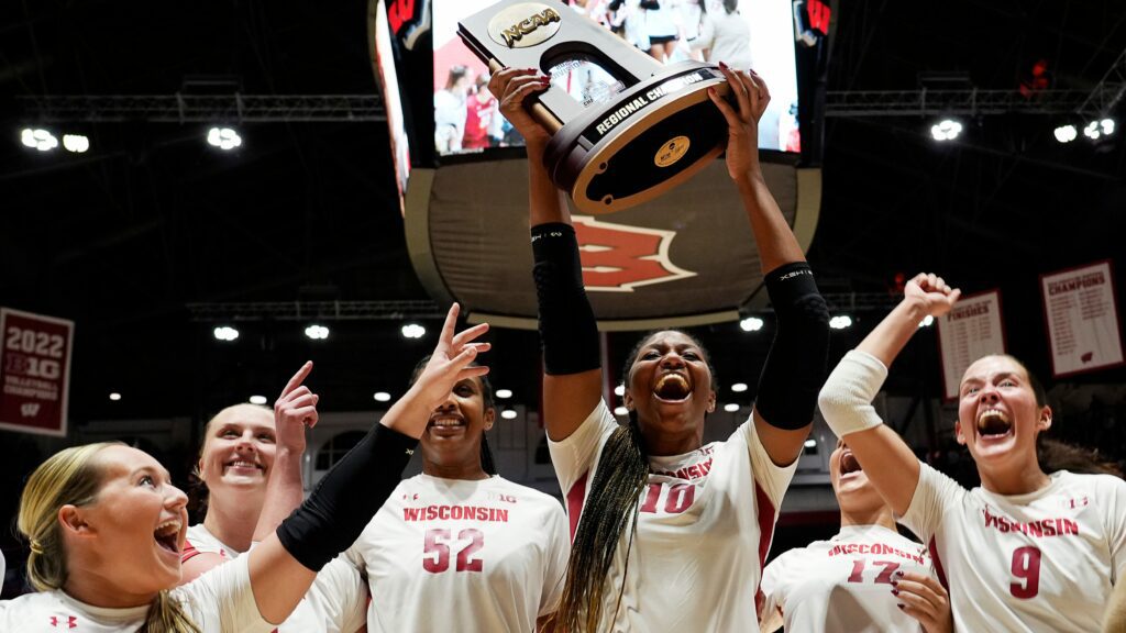 Wisconsin volleyball falls at No. 16 Minnesota in Big Ten opener