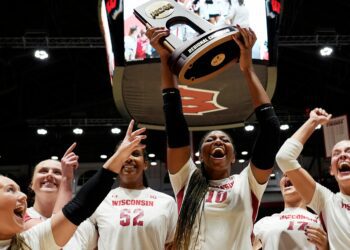 Wisconsin volleyball falls at No. 16 Minnesota in Big Ten opener